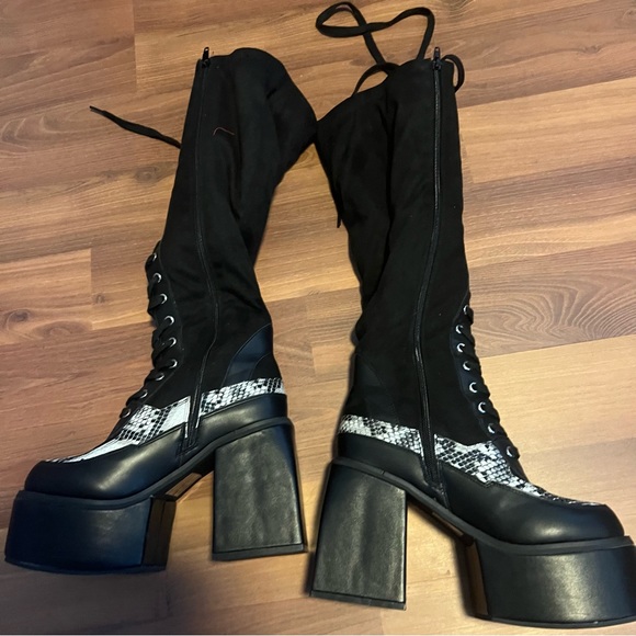 Gothic Snakeskin Fleece Interior Platform Knee High Lace Up Boots 7 - Picture 2 of 12